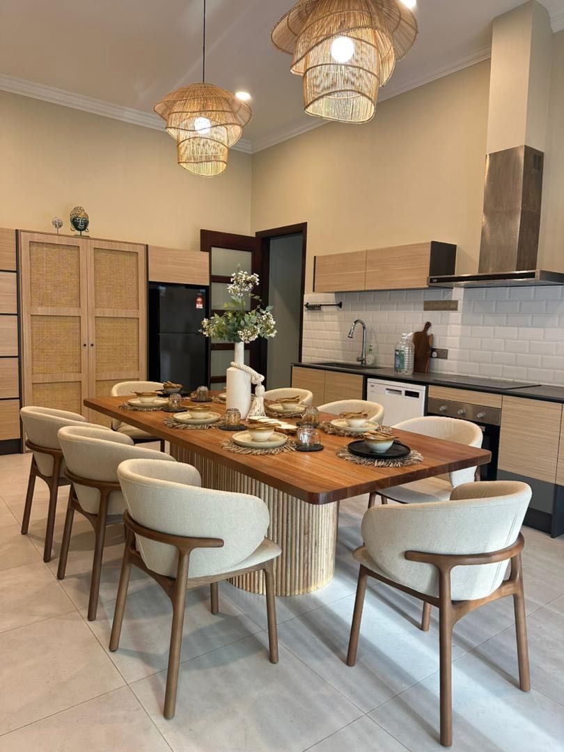 Chic Est kitchen and dining set with wooden armchairs