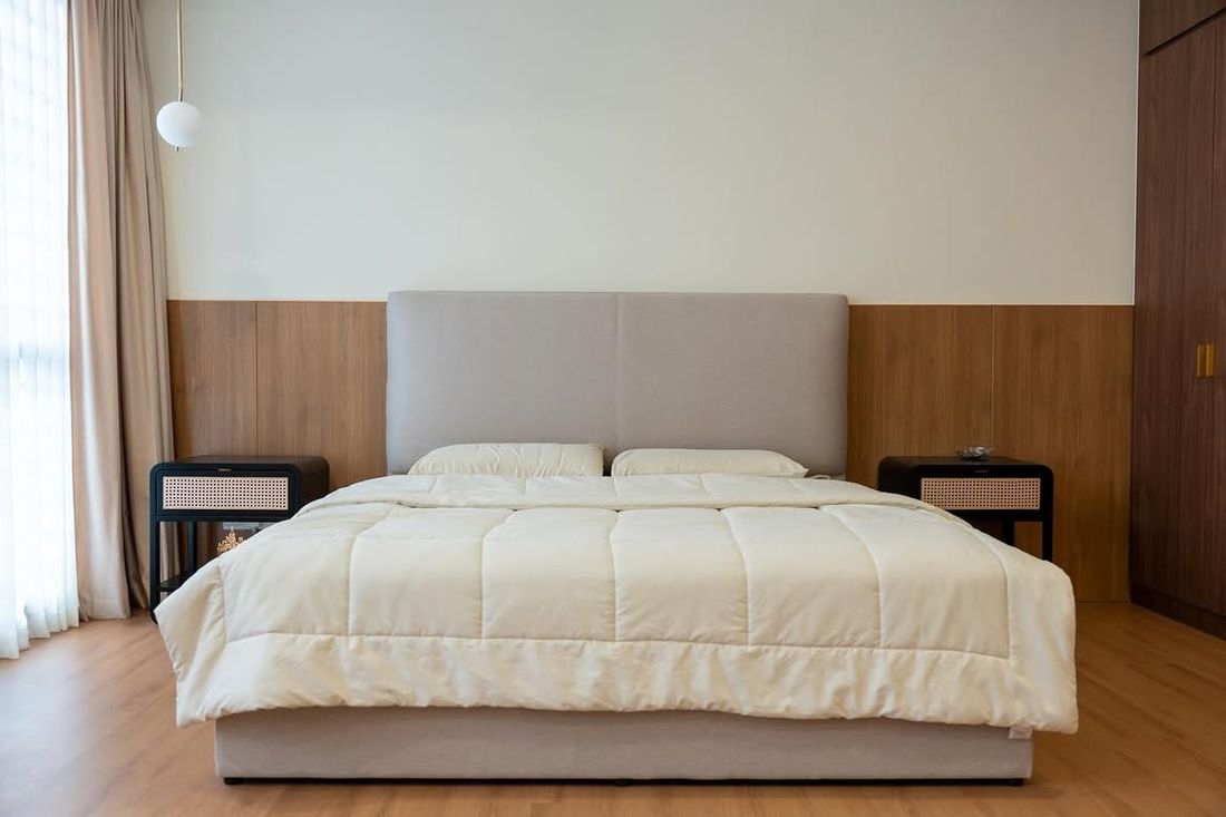 Chic Est bedroom set with upholstered bed and rattan side tables