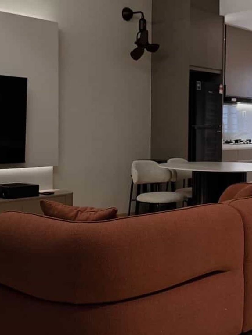 Chic Est short-stay condo living and dining